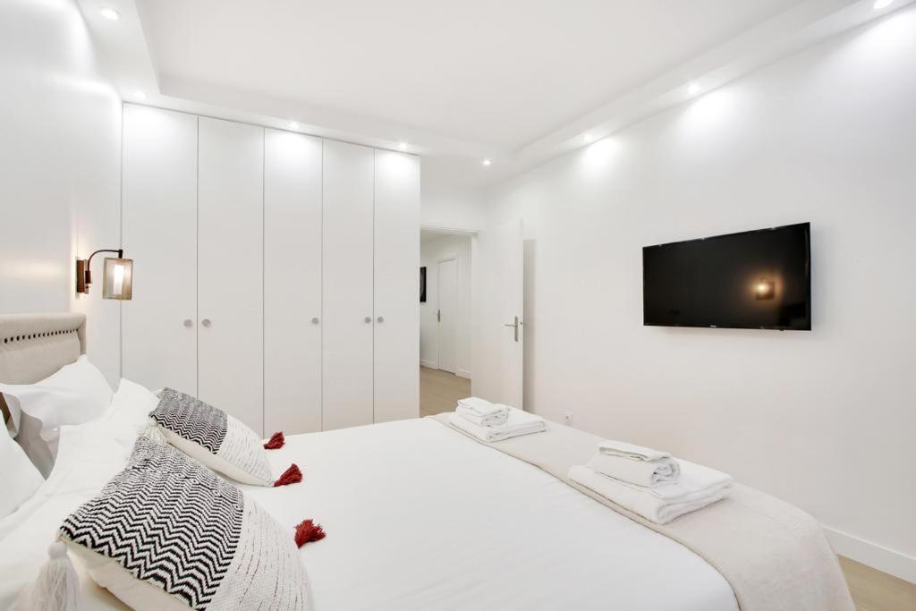 Trocadero/ Eiffel Tower - 3 Bedrooms- All New! Париж Екстериор снимка