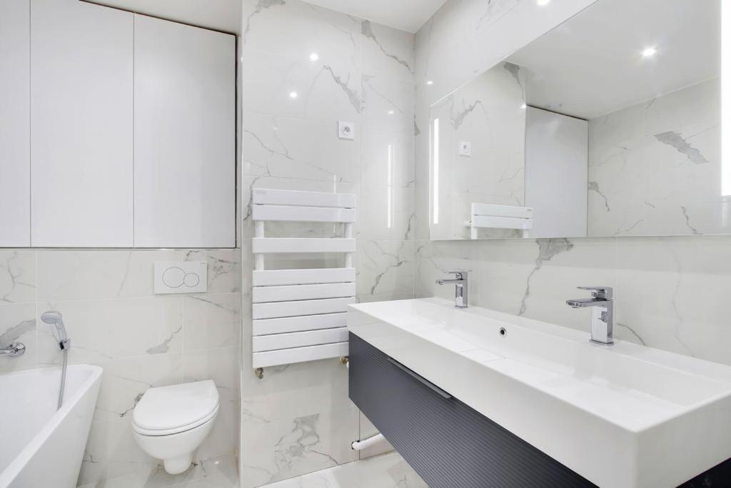 Trocadero/ Eiffel Tower - 3 Bedrooms- All New! Париж Екстериор снимка