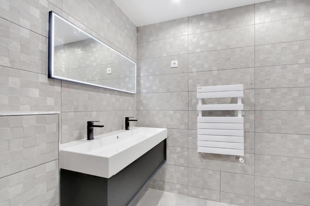 Trocadero/ Eiffel Tower - 3 Bedrooms- All New! Париж Екстериор снимка