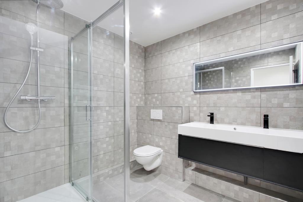 Trocadero/ Eiffel Tower - 3 Bedrooms- All New! Париж Екстериор снимка
